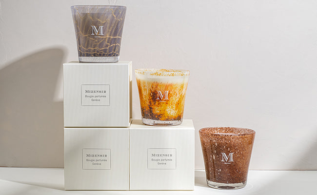 Trois bougies parfumées Mizensir en verre soufflé à la main, en édition limitée.