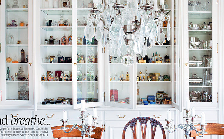 Meuble en bois qui présente l'ensemble des créations olfactives d'Alberto Morillas.