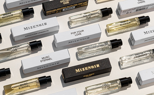 Vaporisateurs de parfum Mizensir, alternés avec leurs propres étuis.